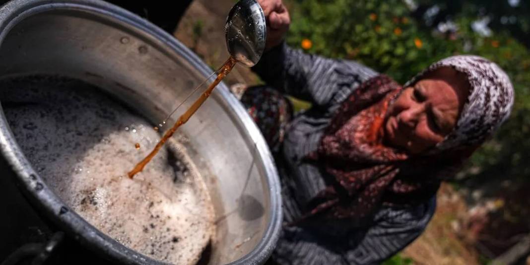 Dut değil keçiboynuzu hiç değil! Doğal yöntemlerle hazırlanıyor: Bu pekmez öksürüğü anında kesiyor 1